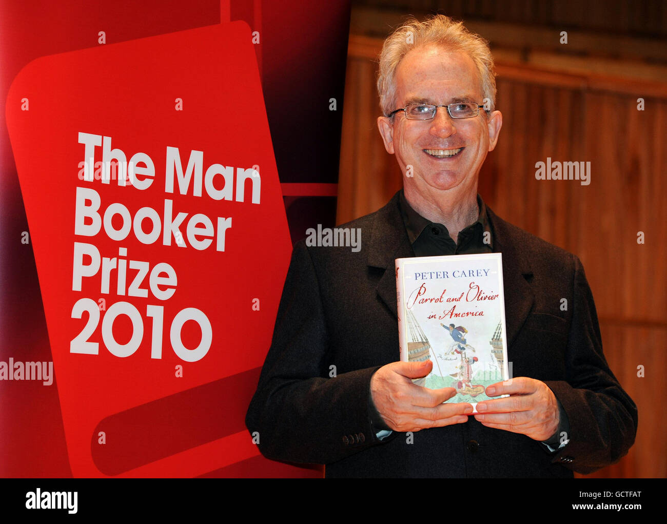 L'auteur Peter Carey avec son roman Parrot et Olivier in America, sélectionné pour le prix littéraire Man Booker 2010, au Royal Festival Hall de Londres ce soir. Banque D'Images