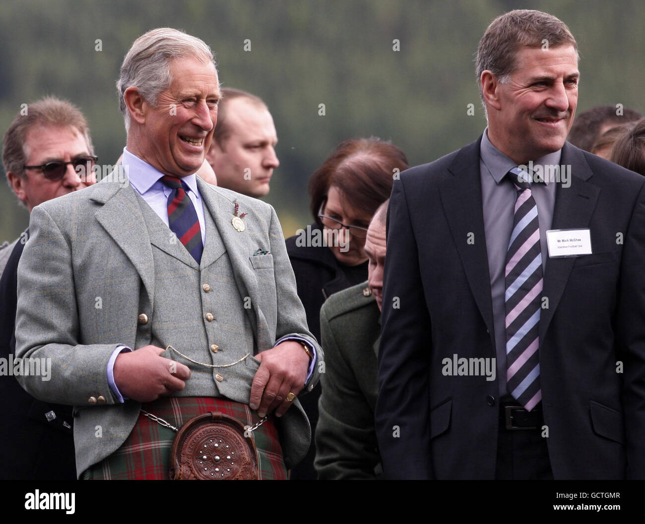 Le Prince de Galles avec le directeur d'Aberdeen Mark McGhee lors de l'ouverture officielle de la zone des Jeux Sheridan à Monaltrie Park à Ballater en Écosse. Banque D'Images