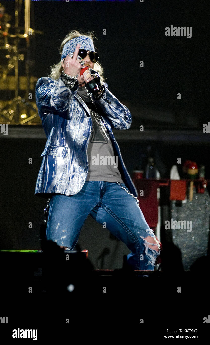 Axel Rose of Guns N' Roses se produit à l'arène O2 de Londres. Banque D'Images