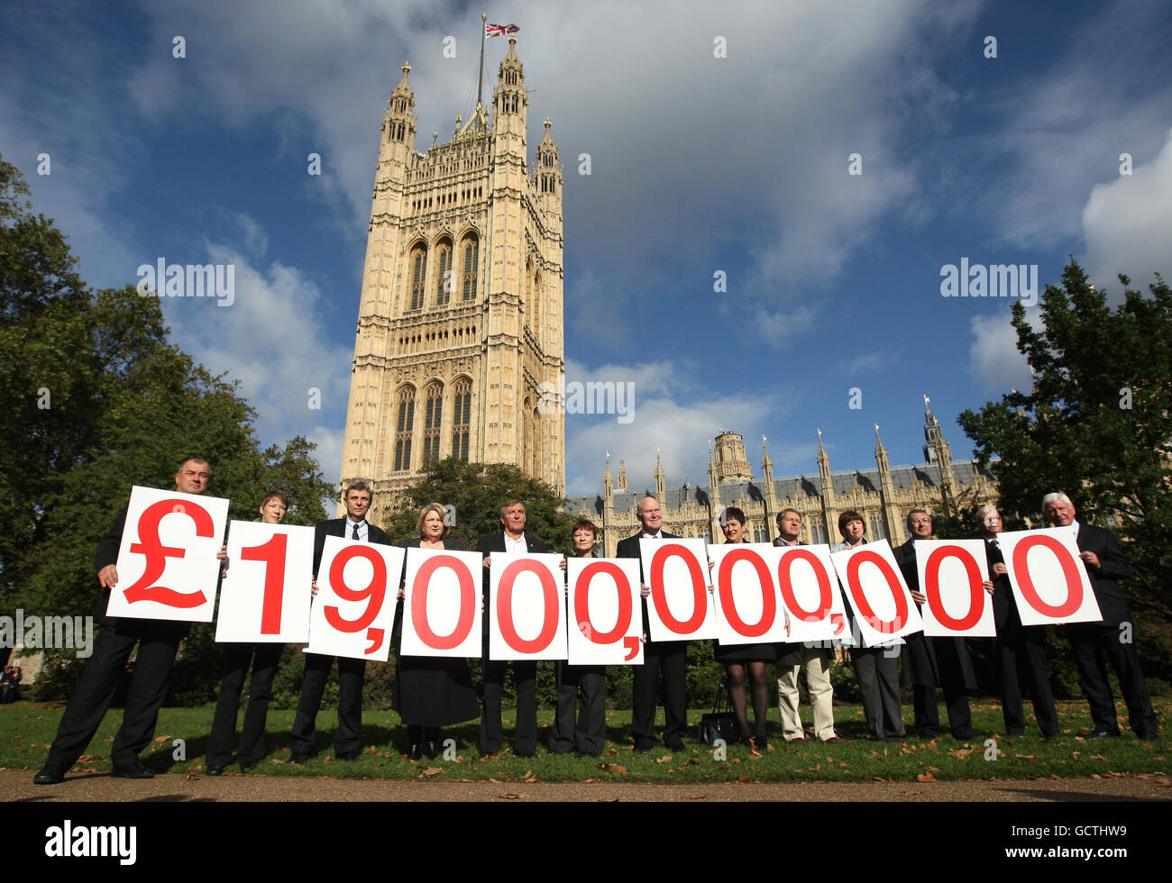 Chefs syndicaux (de gauche à droite) Brendan Barber (TUC), Lesley Mercer (directeur des relations de travail CSP), Dave Prens (Unison), Chris Keates (NASUWT), Tony Woodley (Unite), Christine Biller (NUT), Paul Noon (Prospect), Mary Bousted (ATL), Jonathan Ledger (NAPO), John O'Gillis (POA), John Gillan (Gillis), John Gillan aspect (SC), John Gillan (POA), John Gillan (POA), John Gillan (POA), Et Keith Norman (ASLEF) tient des écriteaux indiquant le montant d'impôt qu'ils prétendent que les banques du Royaume-Uni éviteront de payer sur leurs bénéfices. Banque D'Images