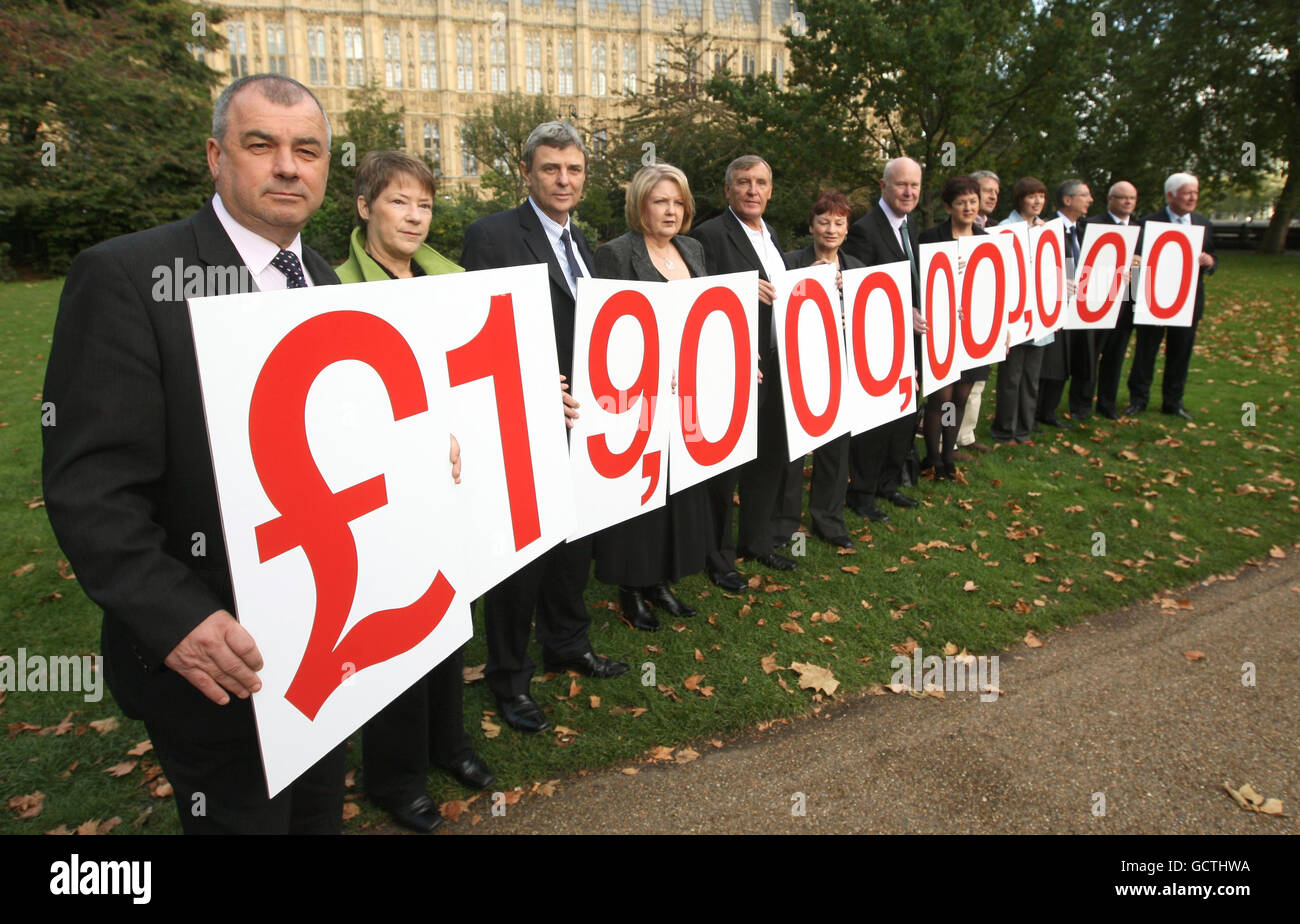 Chefs syndicaux (de gauche à droite) Brendan Barber (TUC), Lesley Mercer (directeur des relations de travail CSP), Dave Prens (Unison), Chris Keates (NASUWT), Tony Woodley (Unite), Christine Biller (NUT), Paul Noon (Prospect), Mary Bousted (ATL), Jonathan Ledger (NAPO), John O'Gillis (POA), John Gillan (Gillis), John Gillan aspect (SC), John Gillan (POA), John Gillan (POA), John Gillan (POA), Et Keith Norman (ASLEF) tient des écriteaux indiquant le montant d'impôt qu'ils prétendent que les banques du Royaume-Uni éviteront de payer sur leurs bénéfices. Banque D'Images