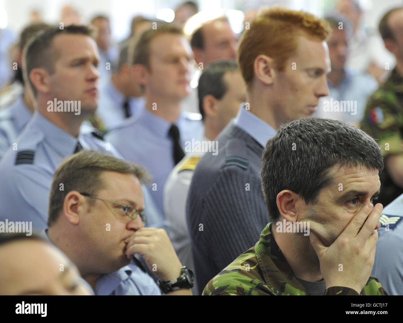 Le personnel écoute le Premier ministre David Cameron s'adresse au personnel militaire du quartier général conjoint permanent de Northwood, près de Londres. Banque D'Images