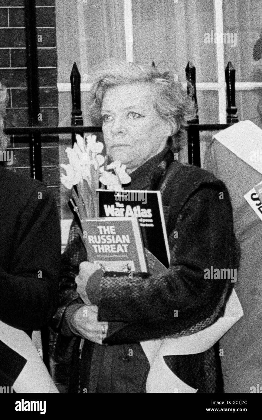 L'auteur Caroline Blackwood, à l'extérieur de la rue Downing, Londres, pour  soutenir le livre action for Nuclear désarmement qui sera livré à Margaret  Thatcher pour marquer le début de la semaine nationale