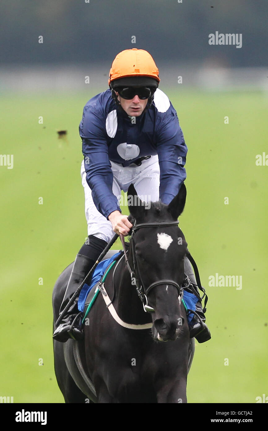 Courses hippiques - Journée de la construction et de l'industrie - Hippodrome de Nottingham.Nella Sofia et Paddy Mulrennan avant le Fonds européen d'obtenteur Maiden Stakes (Division 1) Banque D'Images