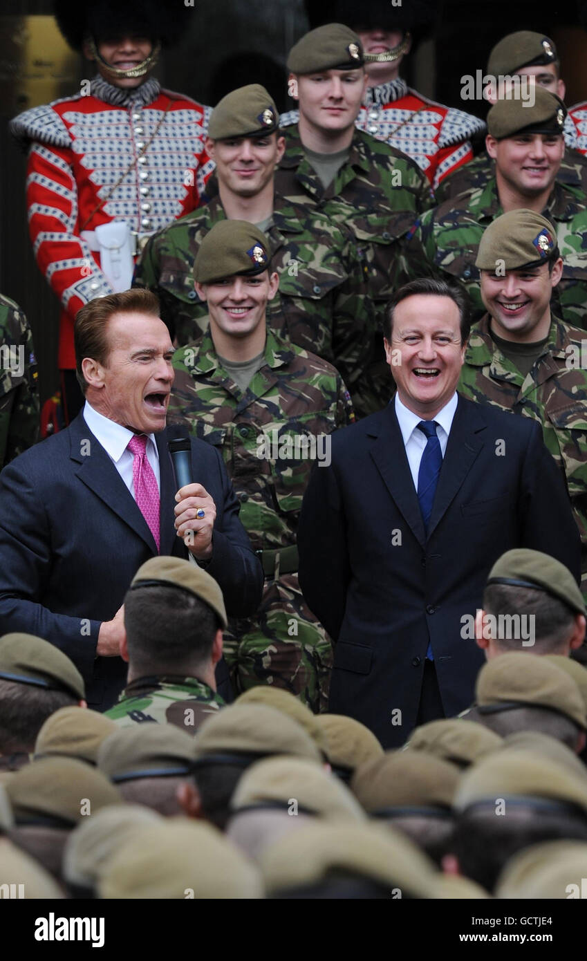 Photo précédemment non publiée : le Premier ministre David Cameron rencontre des soldats à la caserne Wellington, à Londres, lors d'une visite avec le gouverneur de Californie Arnold Schwarzenegger, à gauche. Banque D'Images
