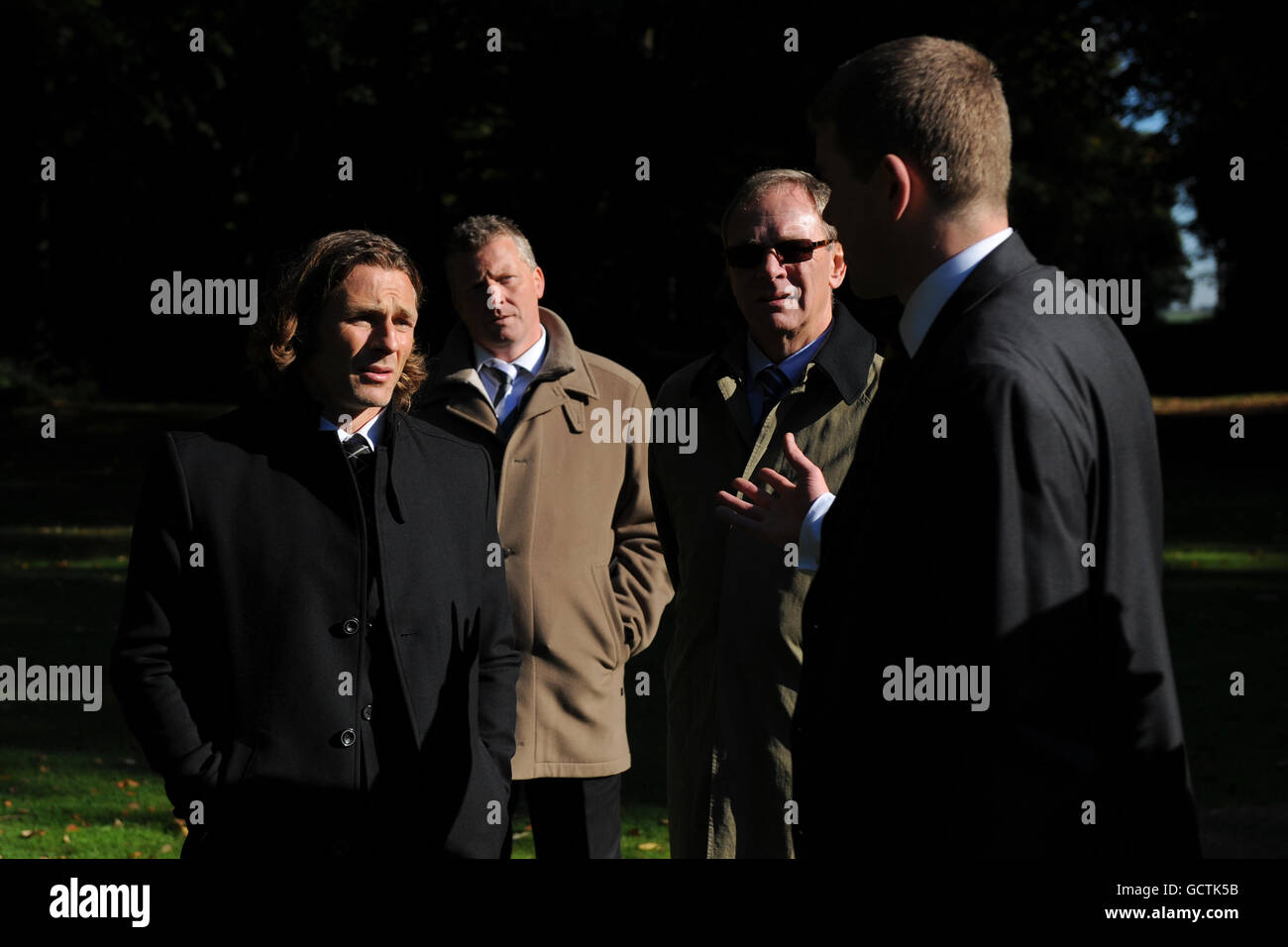 Gareth Ainsworth, de Wycombe Wanderers, parle au co-auteur de « When the Whistle Bills » Andrew Riddoch lors du dévoilement du Mémorial du Bataillon de football à Longueval, France. Banque D'Images Gareth Ainsworth, de Wycombe Wanderers, parle au co-auteur de « When the Whistle Bills » Andrew Riddoch lors du dévoilement du Mémorial du Bataillon de football à Longueval, France. Banque D'Images