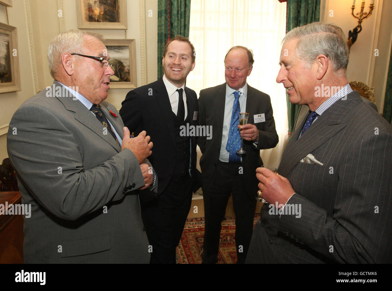 Le Prince de Galles s'entretient avec le président du groupe de commercialisation des produits des montagnes Cambriennes Gareth Rowlands, le chef Bryn Williams et le directeur de l'Association des fournisseurs indépendants de viandes Norman Bagley, à Clarence House, dans le centre de Londres. Banque D'Images