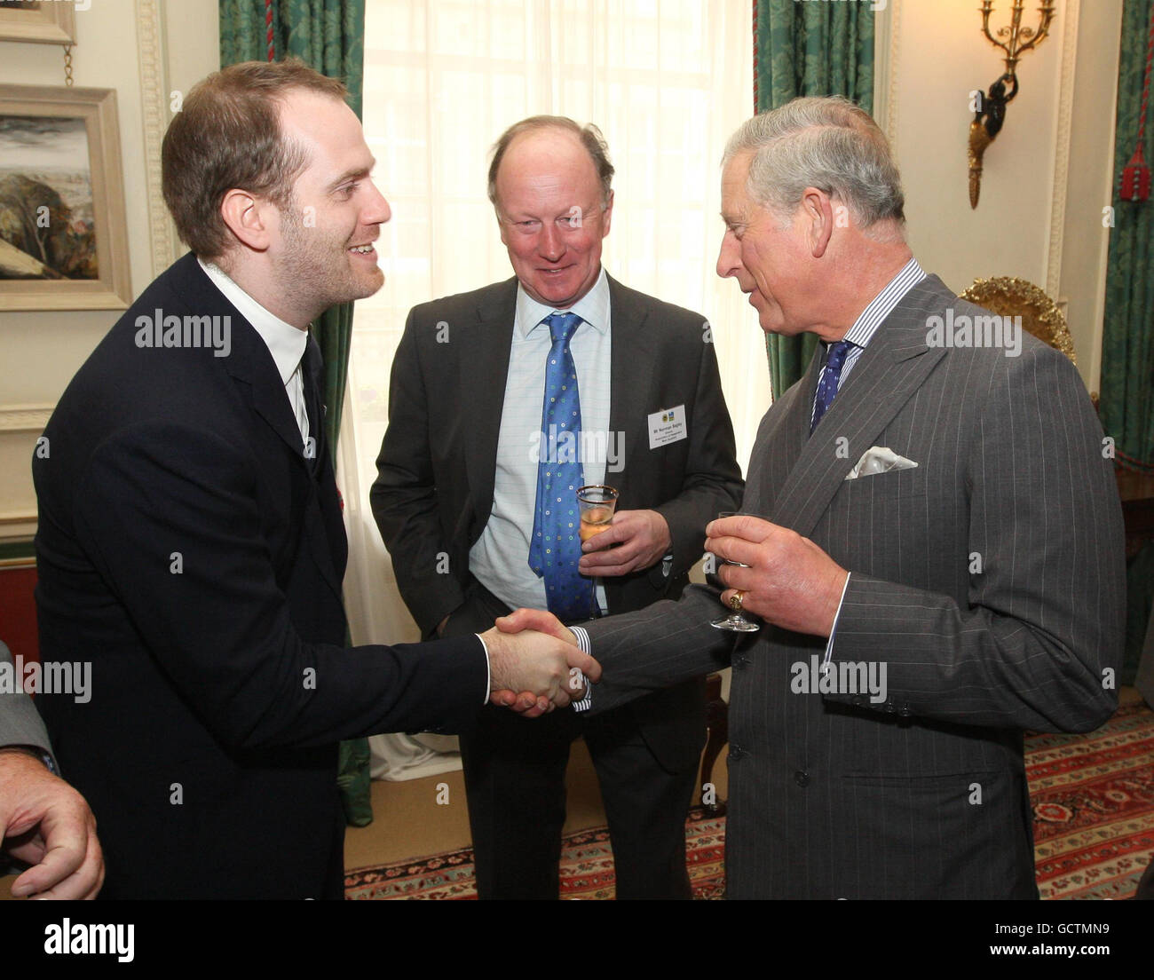 Le Prince de Galles s'adresse au chef Bryn Williams (à gauche) et au directeur de l'Association des fournisseurs indépendants de viandes Norman Bagley (à droite) lors d'une réception pour le lancement du London Welsh Lamb Club, à Clarence House, dans le centre de Londres. Banque D'Images