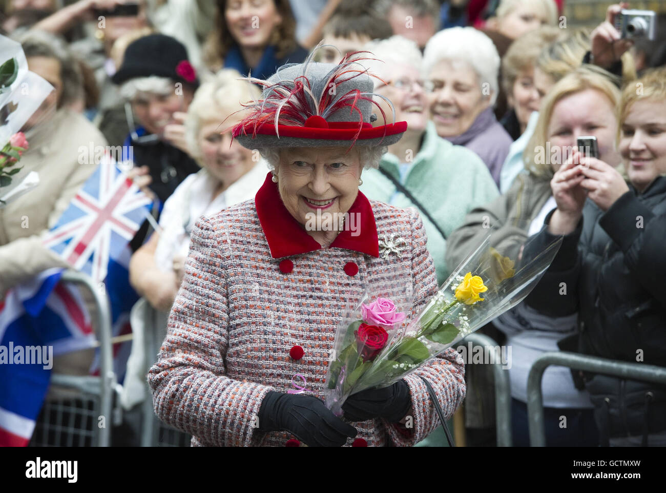 La reine Elizabeth II lors d'une promenade à Maldon High Street dans l'Essex. Banque D'Images