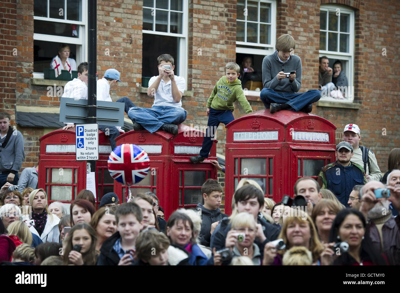 La foule se rassemble pour voir la reine Elizabeth II lors d'une promenade à Maldon High Street dans l'Essex. Banque D'Images