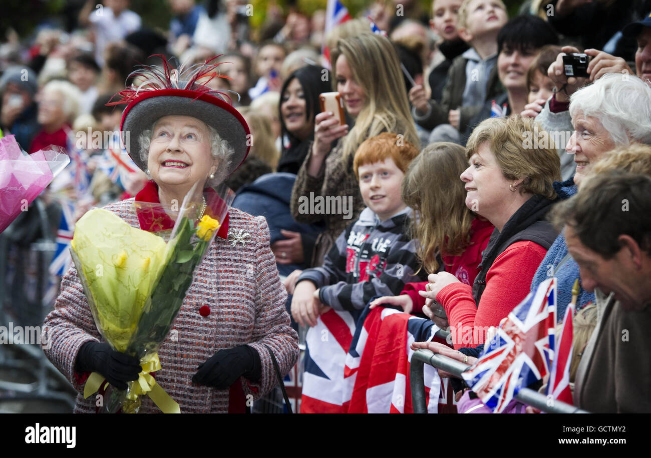 La reine Elizabeth II lors d'une promenade à Maldon High Street dans l'Essex. Banque D'Images