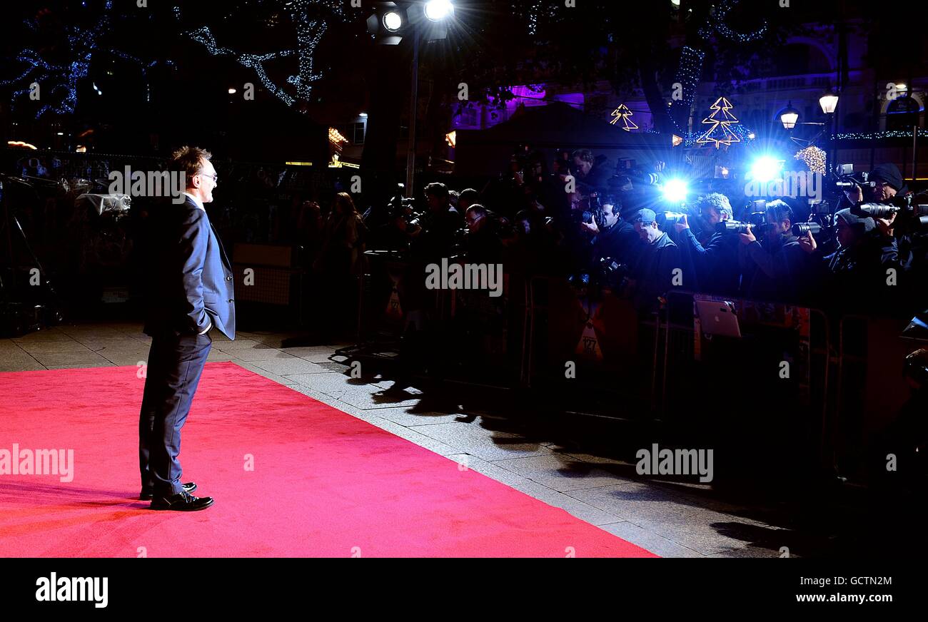 Danny Boyle arrive pour la première européenne de 127 heures marquant la fin du 54e BFI London film Festival à l'Odeon, Leicester Square, Londres. Banque D'Images