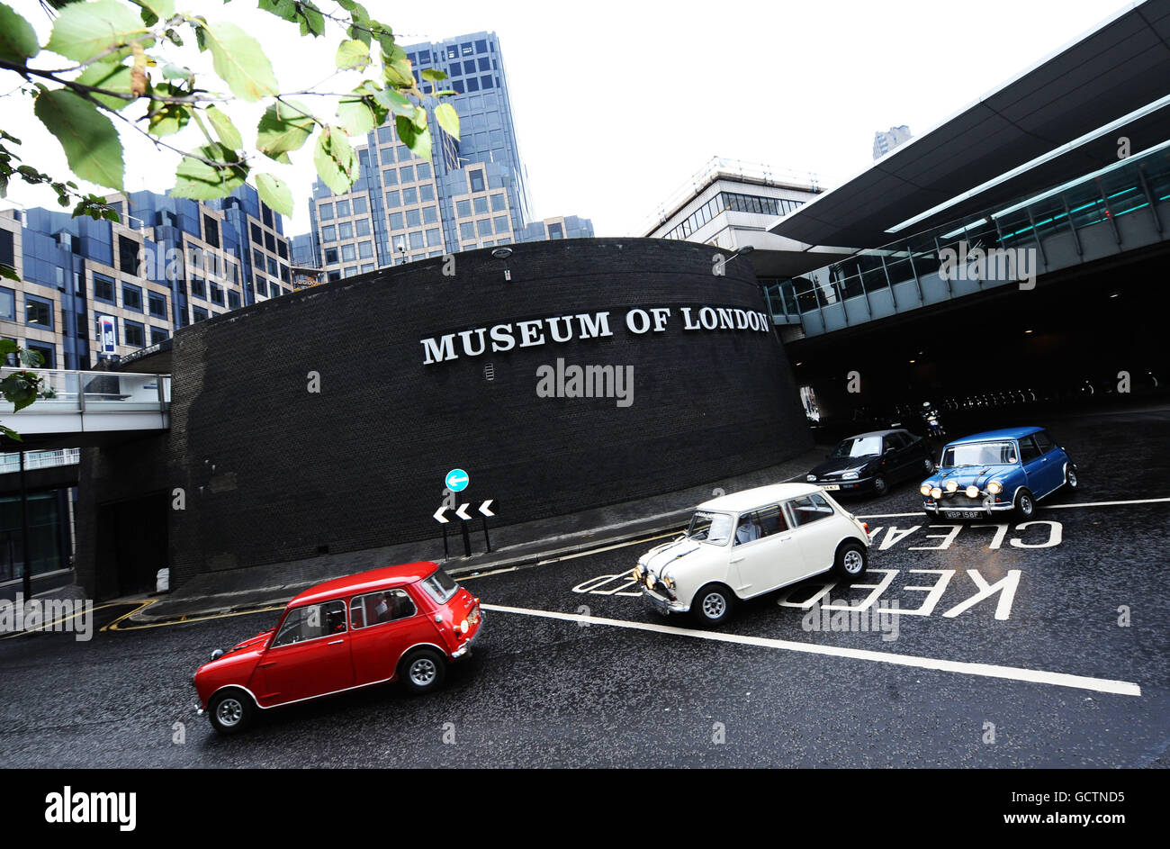 Trois mini-coopers originaux des années 60, utilisés par Paramount Pictures pour promouvoir le film de 1969 The Italian Job, qui sera en spectacle au Musée de Londres d'aujourd'hui jusqu'en novembre 14. Banque D'Images