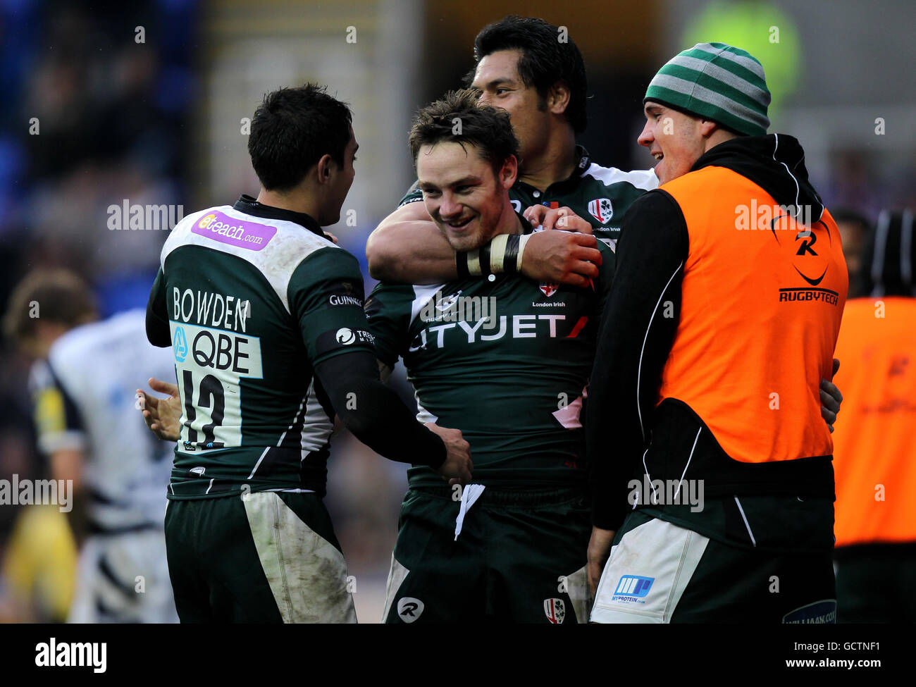 Ryan Lamb, de London Irish, est félicité par ses coéquipiers après avoir obtenu le premier score lors du match de Premiership d'Aviva au Madejski Stadium, Reading. Banque D'Images