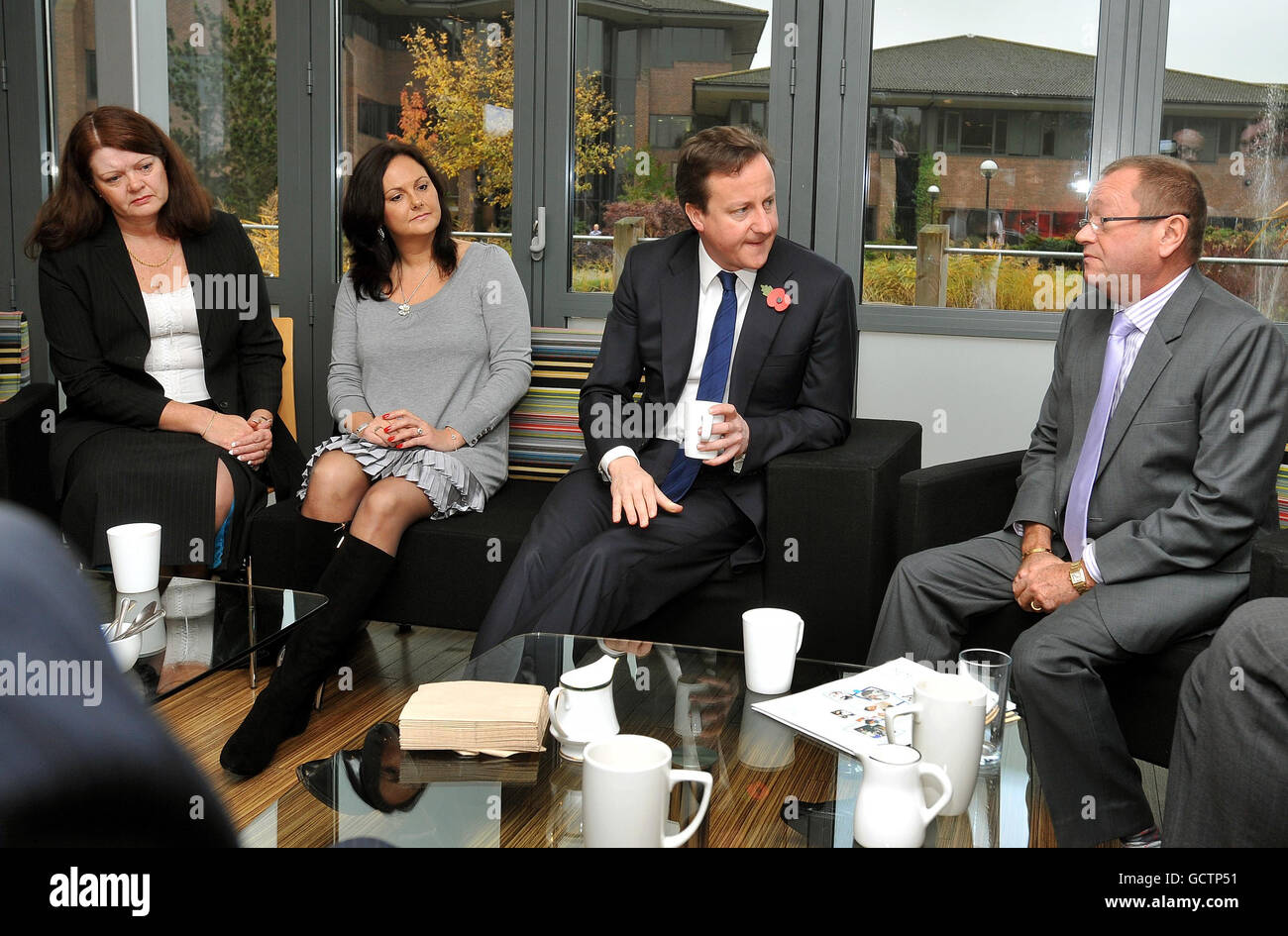 Le Premier ministre David Cameron (3e gauche) rencontre des représentants de petites entreprises (noms inconnus) lors d'une visite au Croxley Green Business Park, à Watford. Banque D'Images