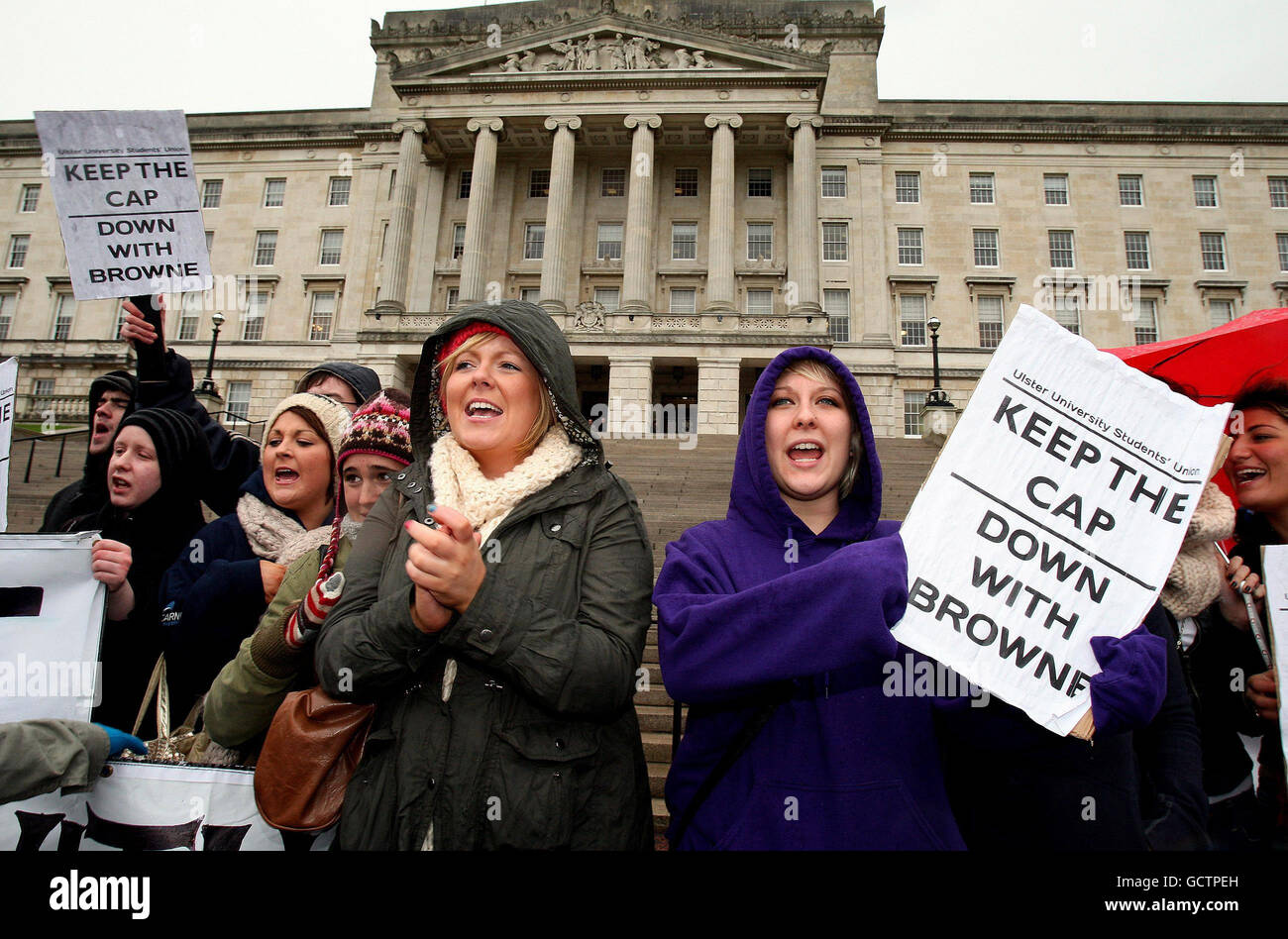 Les étudiants protestant arrivent à Stormont, à Belfast, pour remettre une pétition sous la direction de SDLP aux MLs de Stormont pour protester contre les projets visant à faire rembourser les prêts aux diplômés plus tôt et à un taux d'intérêt plus élevé. Banque D'Images