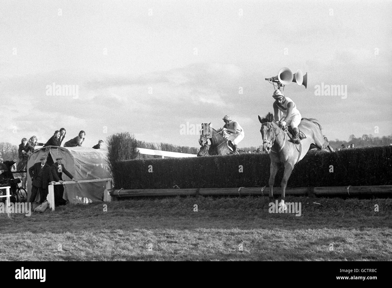 Le Dikler, monté par Barry Brogan (à droite, en premier plan), dégage la dernière clôture du King George VI Steeple Chase, à Kempton Park. Il a ensuite gagné, battant juste les marches espagnoles. Banque D'Images