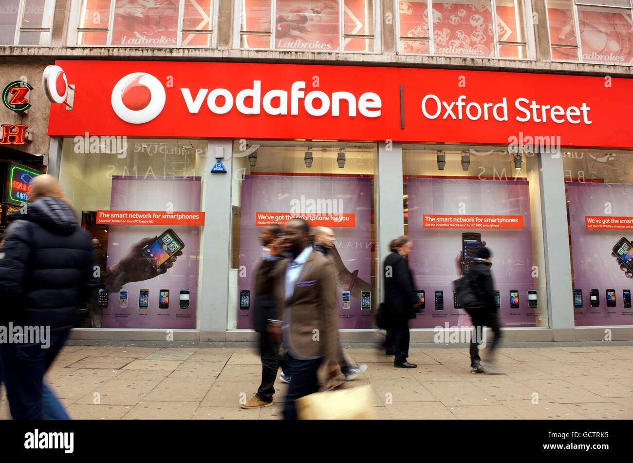 Nouvelle signalétique Vodafone.Vue générale du magasin vodafone sur Oxford Street, Londres Banque D'Images