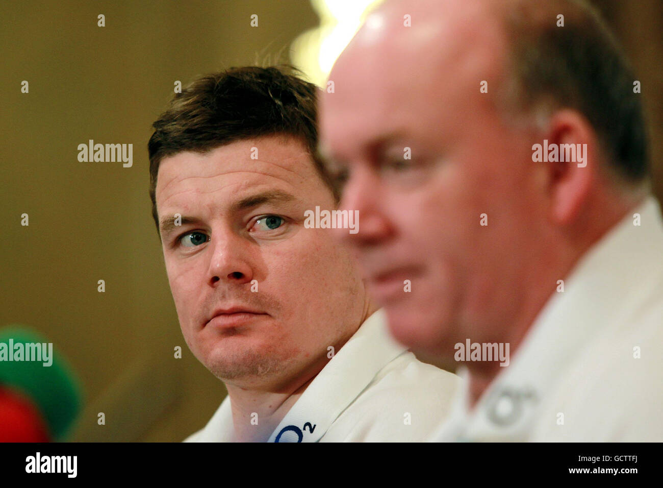 L'entraîneur de rugby irlandais Declan Kidney (à droite) et le capitaine Brian O'Driscoll lors de la conférence de presse au Fitzpatricks Killiney Castle Hotel, Dublin. Banque D'Images