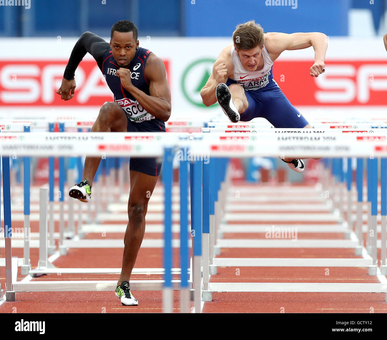 La société britannique Lawrence Clarke (à droite) est en compétition dans l'épreuve du 110m haies Semi finale pendant quatre jours de l'Athletic Championships 2016 au Stade Olympique d'Amsterdam. Banque D'Images