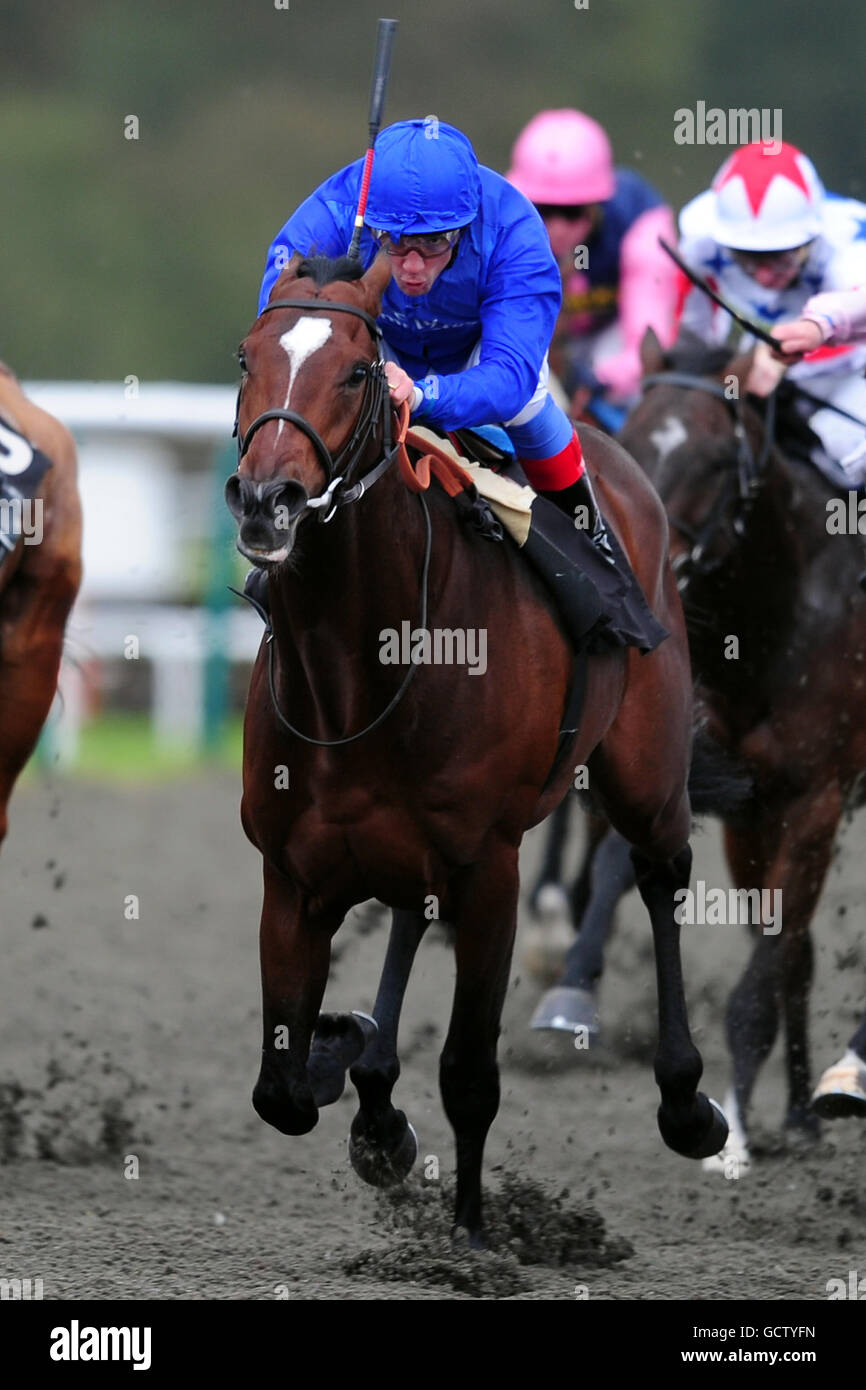 Jockey Frankie Dettori sur Quick Wit sur le chemin de Le gagnant du handicap de la journée des éleveurs de Lingfield Park Banque D'Images