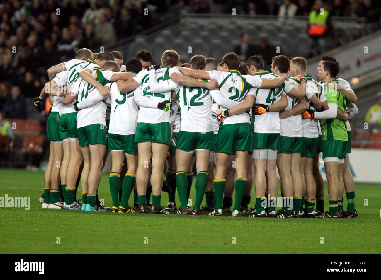 Sport - International Rules Series - Irlande / Australie - Croke Park. Les joueurs irlandais forment un caucus Banque D'Images