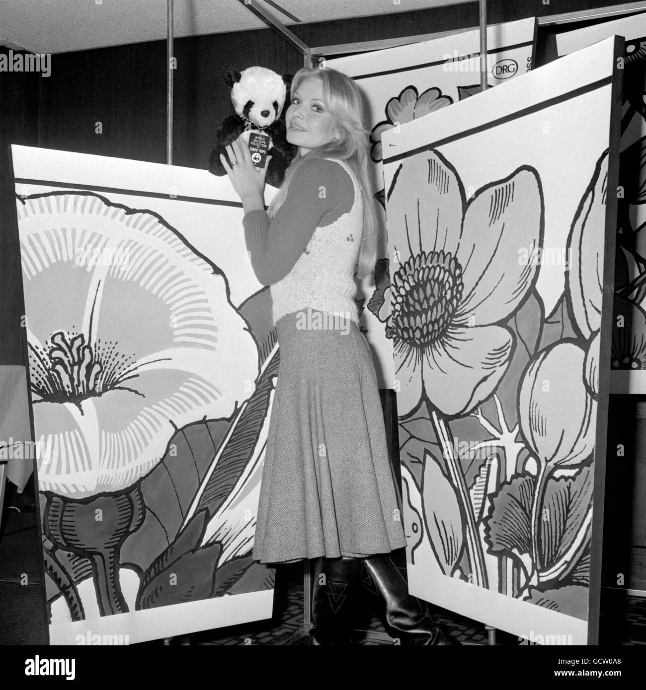 L'ancienne Miss World, Eva Rueber-Staier, avec le symbole du Fonds mondial pour la nature lors d'une réception à Londres pour lancer une nouvelle gamme de gobelets en papier comportant six fleurs sauvages différentes,Le Fonds espère attirer l'attention sur le fait que quelque 20,000 000 plantes sauvages dans le monde sont menacées d'extinction. Banque D'Images