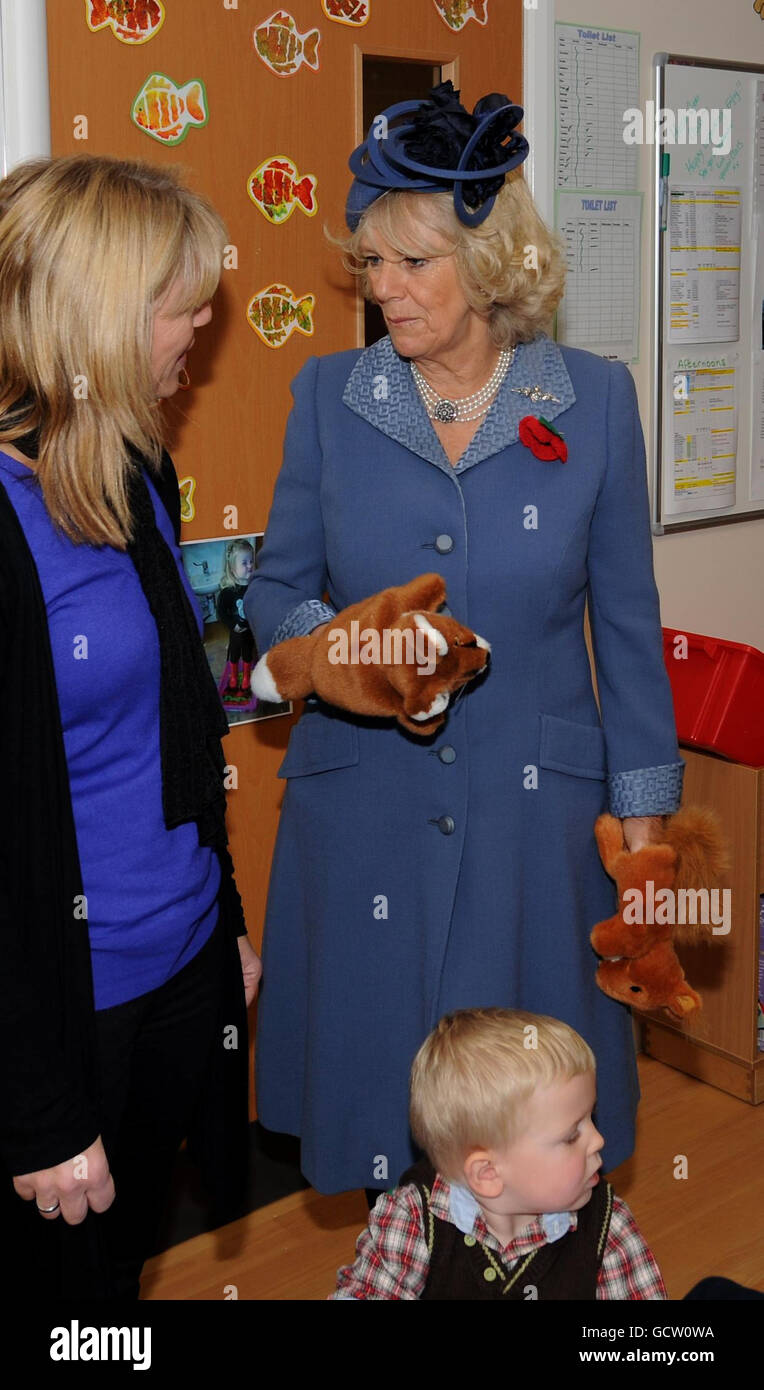 La duchesse de Cornwall avec deux marionnettes à gants, elle a ramassé et montré aux enfants lors de sa visite à la pépinière de la RAF Leeming dans le cadre de sa visite à l'escadron actuel 100 avec un nouveau standard et de rencontrer les familles du personnel déployé. Banque D'Images