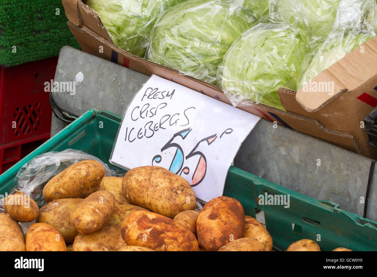 La laitue Iceberg fraîche crisp et pommes de terre au bord de la stalle, UK Banque D'Images
