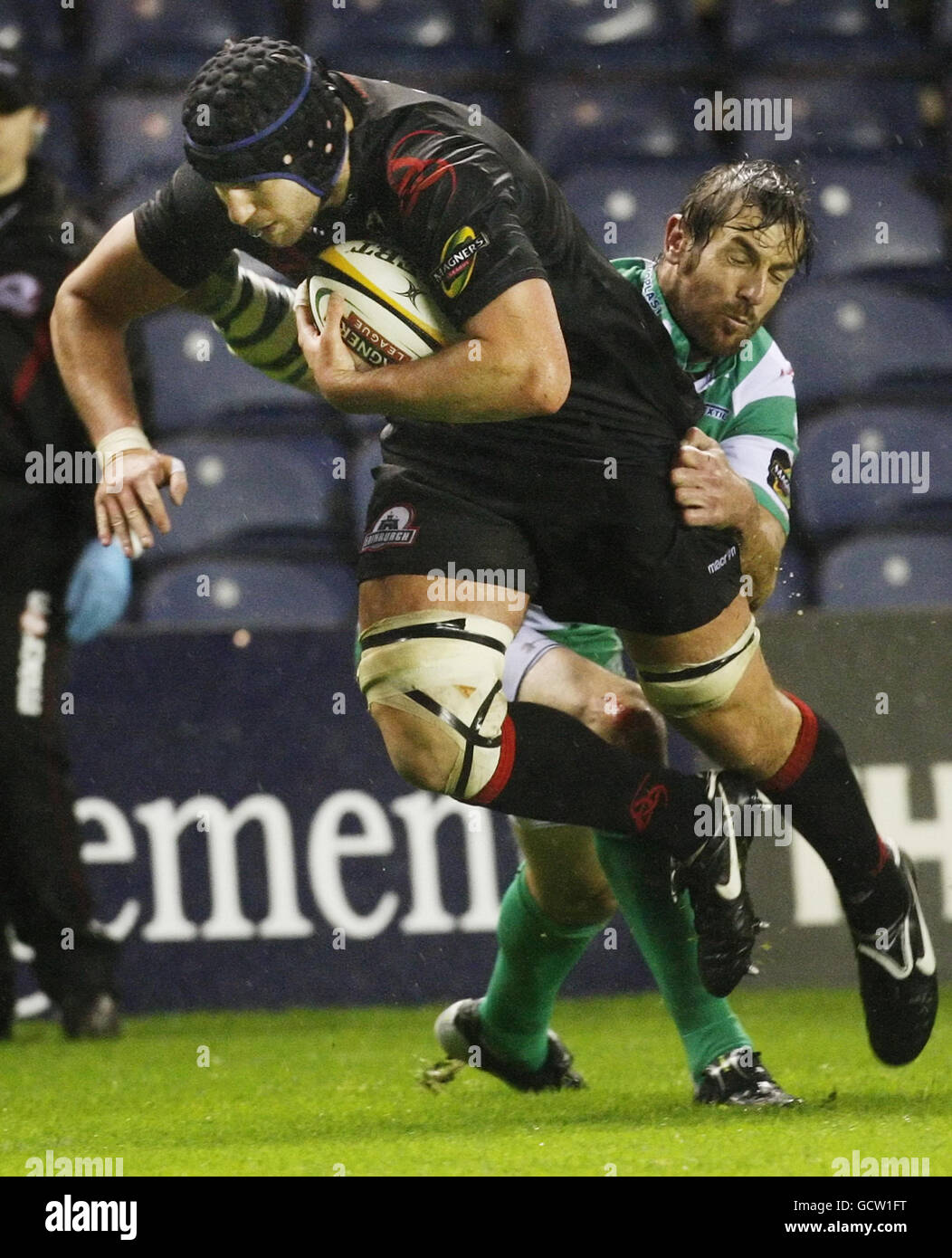 Fraser McKenzie d'Édimbourg (à gauche) bat de Jager Benjamin (à droite) pendant le match de la Ligue des Magners à Murrayfield, Édimbourg. Banque D'Images