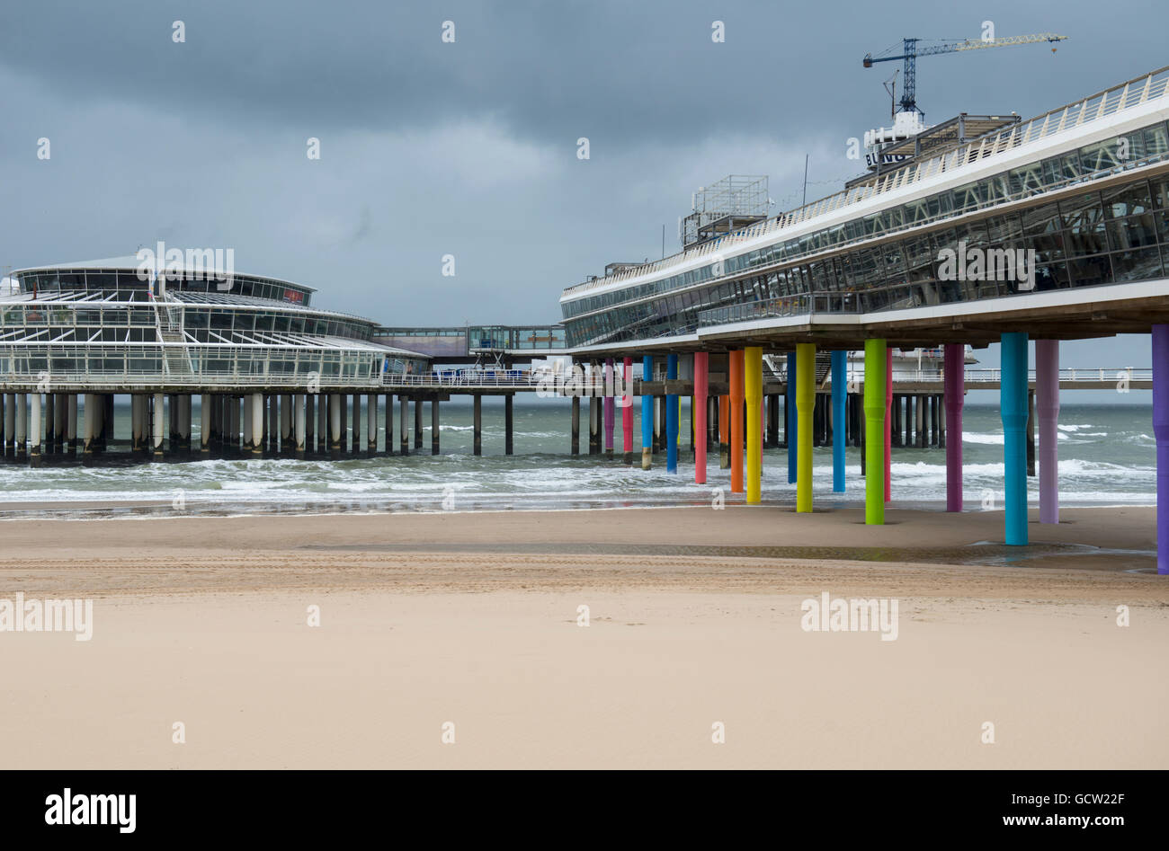 Les piliers de la jetée de Scheveningen près de La Haye aux Pays-Bas Banque D'Images