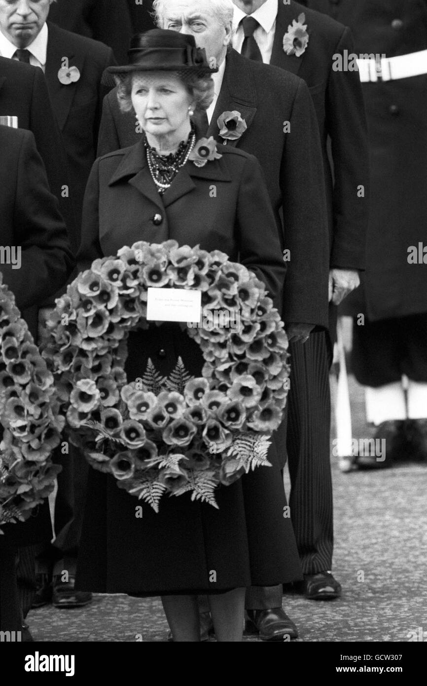 Le Premier ministre Margaret Thatcher, avant de déposer une couronne au Cenotaph de Whitehall. Banque D'Images