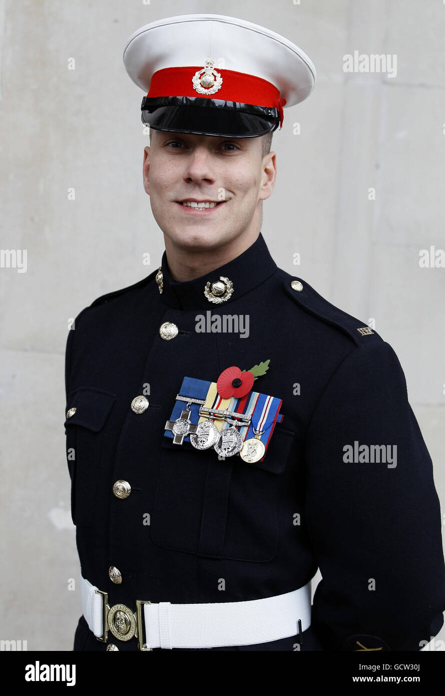 Caporal Matt Croucher un détenteur de médaille George Cross arrive pour un service pour la réunion de la Croix de Victoria et de l'Association George Cross à St Martin-in-the-Fields, à Londres. Banque D'Images
