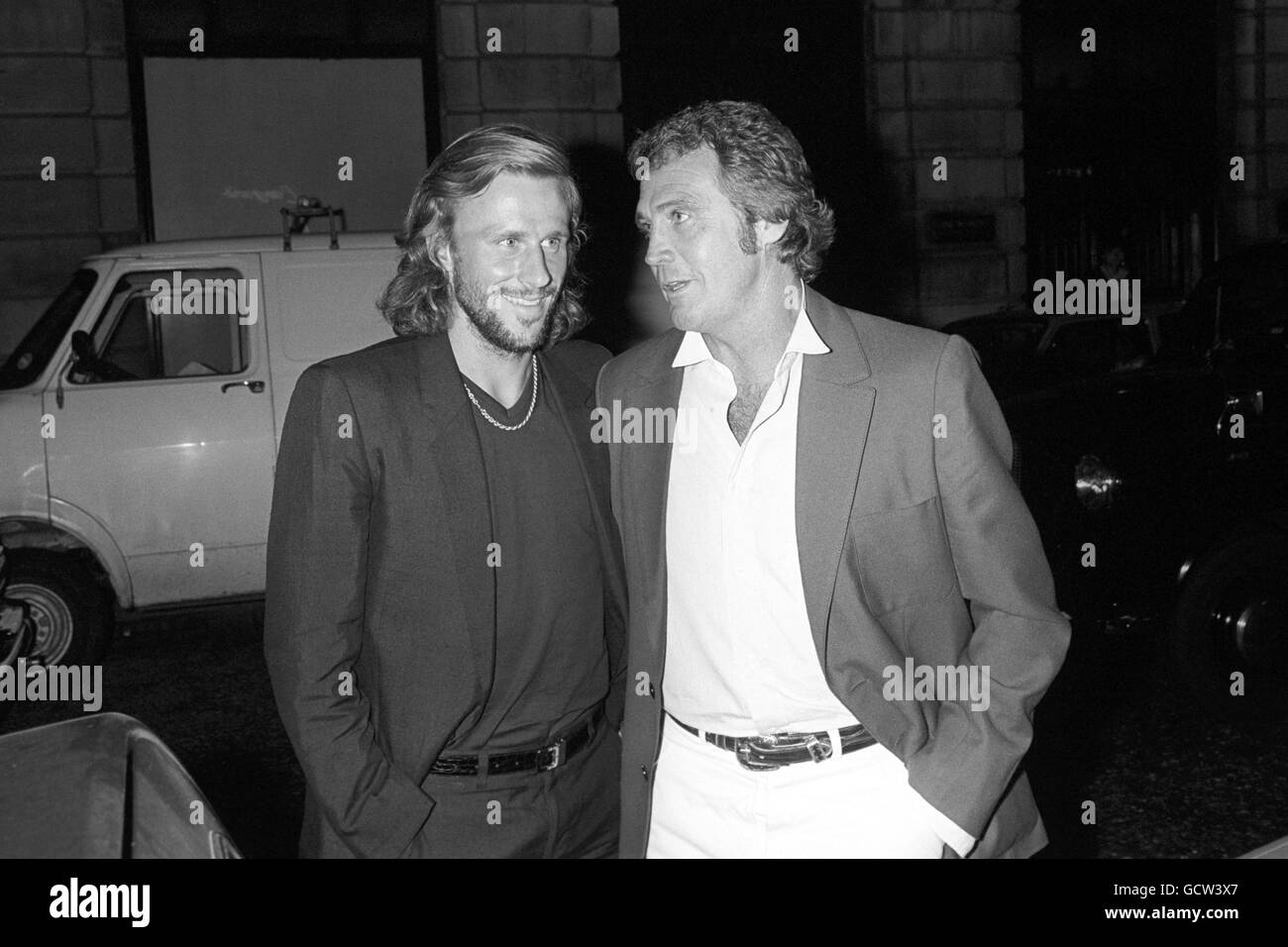 Le joueur suédois de tennis Bjorn Borg, à gauche, et l'acteur américain Lee Majors arrivant à une fête donnée par Michael Caine Banque D'Images