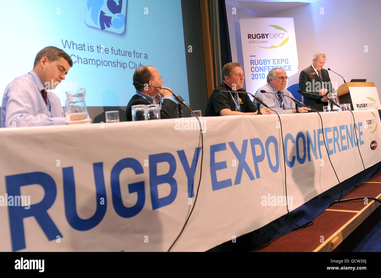 Les panélistes (de gauche à droite) Dan Jones, Mark Evans, Keith Butten, Geoff Irvine et le président Jim Rosenthal parlent lors de la séance de développement et de mise en œuvre réussie de modèles de rugby le deuxième jour de l'exposition de rugby au RHS Lawrence Hall, à Westminster Banque D'Images