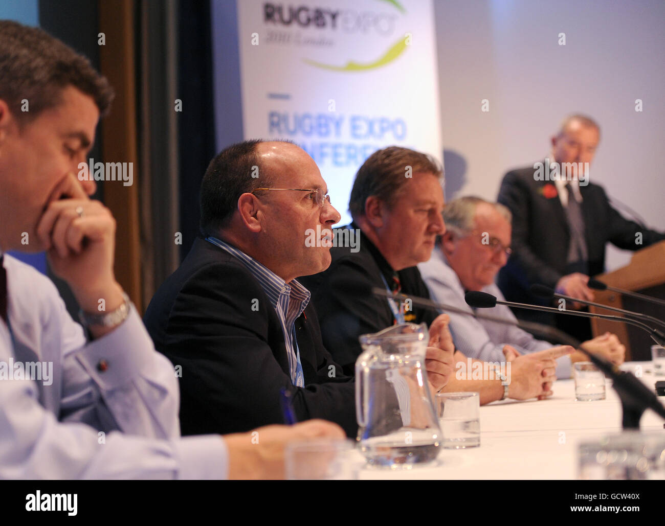 Panélistes (de gauche à droite) Dan Jones, Mark Evans, Keith Butten, Geoff Irvine et président Jim Rosenthal lors de la séance de développement et de mise en œuvre réussie de modèles de rugby le deuxième jour de l'exposition de rugby au RHS Lawrence Hall, Westminster Banque D'Images