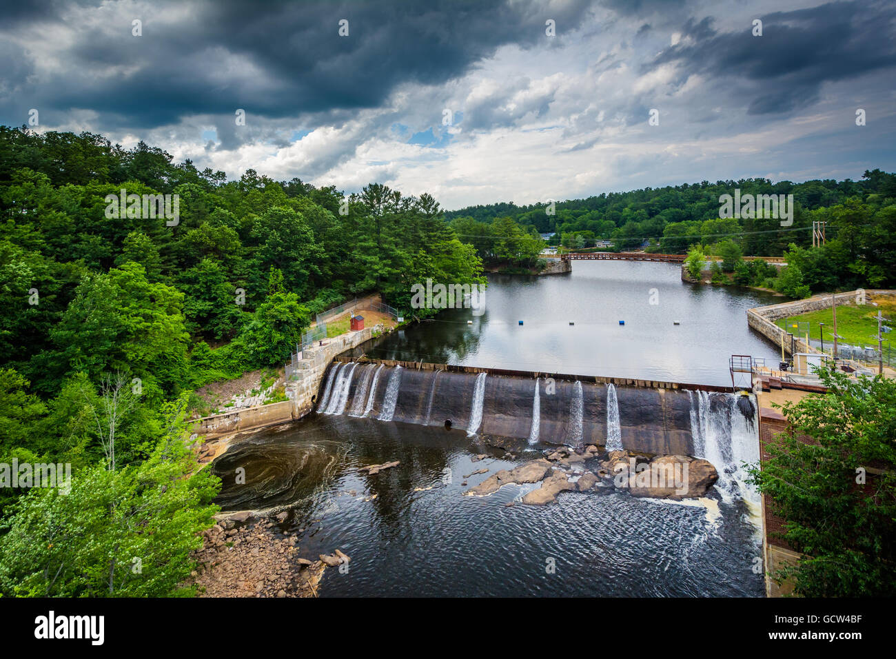 Vue d'un barrage sur la rivière Piscataquog, du pont de la rue Pinard à Manchester, New Hampshire. Banque D'Images