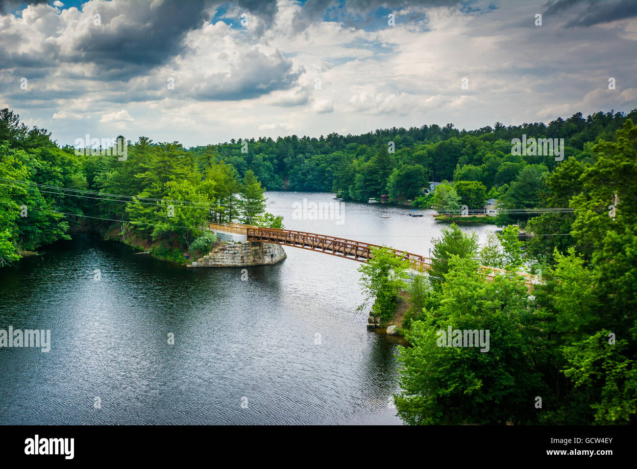 Vue sur pont de bois sur la rivière Piscataquog, du pont de la rue Pinard à Manchester, New Hampshire. Banque D'Images