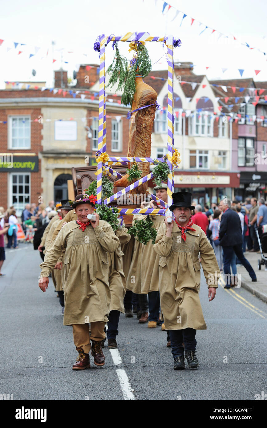 Le flitch Flitch porteurs au cours de l'Dunmow Flitch cliniques au Great Dunmow, Essex, une tradition qui remonte au début du 12e siècle, où la réussite des couples prêter un serment et sont présentés avec un flitch de bacon. Banque D'Images