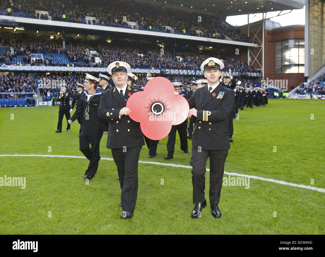 PHOTO SPÉCIALE - PUBLIÉE EXCLUSIVEMENT PAR L'ASSOCIATION DE PRESSE POUR UTILISATION PAR LES JOURNAUX NATIONAUX ET RÉGIONAUX - ROYAUME-UNI ET IRLANDE UNIQUEMENT. PAS DE VENTE.membres de la Marine royale sur le terrain à mi-temps à Ibrox. Banque D'Images