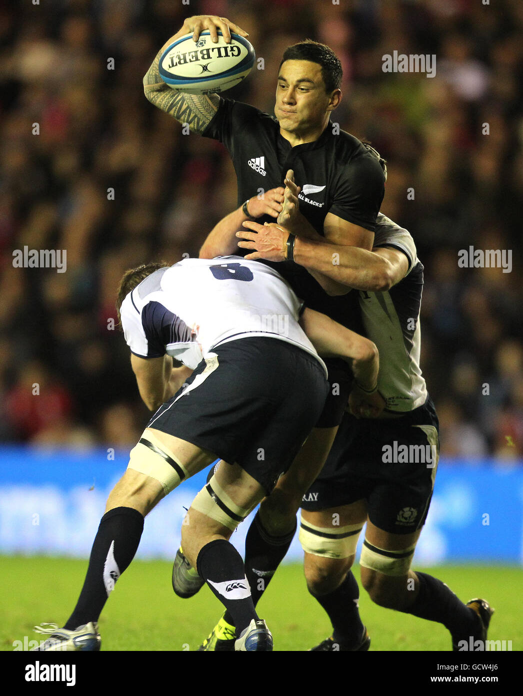 Rugby Union - Test d'automne 2010 EMC - Ecosse contre Nouvelle-Zélande - Murrayfield.Richie Vernon (8) en Écosse et Jim Hamilton s'attaquent à Sonny Bill Williams en Nouvelle-Zélande Banque D'Images