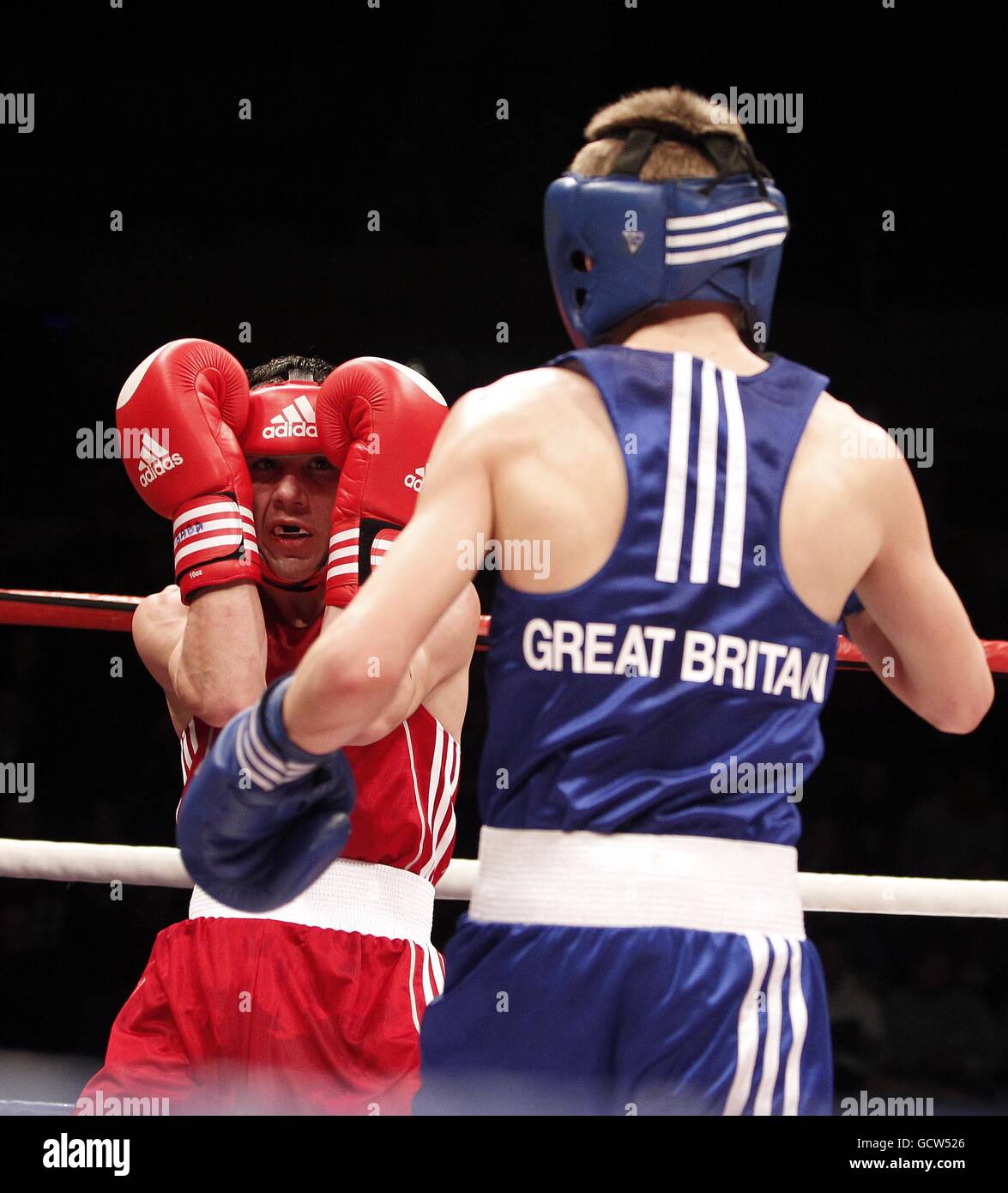 Ben Baker (à gauche) lutte contre Charlie Edwards dans le poids de 49 kg pendant les Championnats de boxe amateur à l'Echo Arena, Liverpool. Banque D'Images