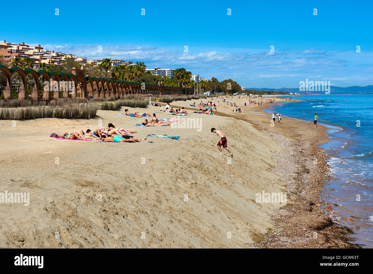 Les gens de soleil sur la Marina d'Or Beach Banque D'Images