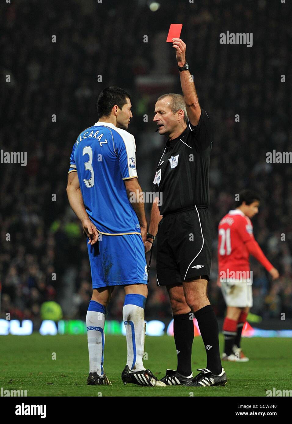 Football - Barclays Premier League - Manchester United / Wigan Athletic - Old Trafford.Antolin Alcaraz de Wigan Athletic est présenté le carton rouge par l'arbitre Martin Atkinson (à droite) Banque D'Images