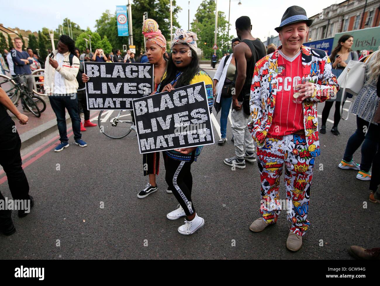 Les manifestants protestent à Brixton, Londres, contre l'assassinat de deux hommes noirs aux États-Unis. Banque D'Images