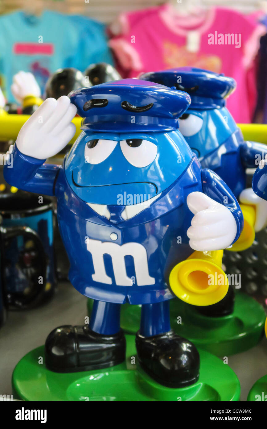 M&M Bleu policier Distributeurs, M&M's World Store, Times Square, NYC Banque D'Images