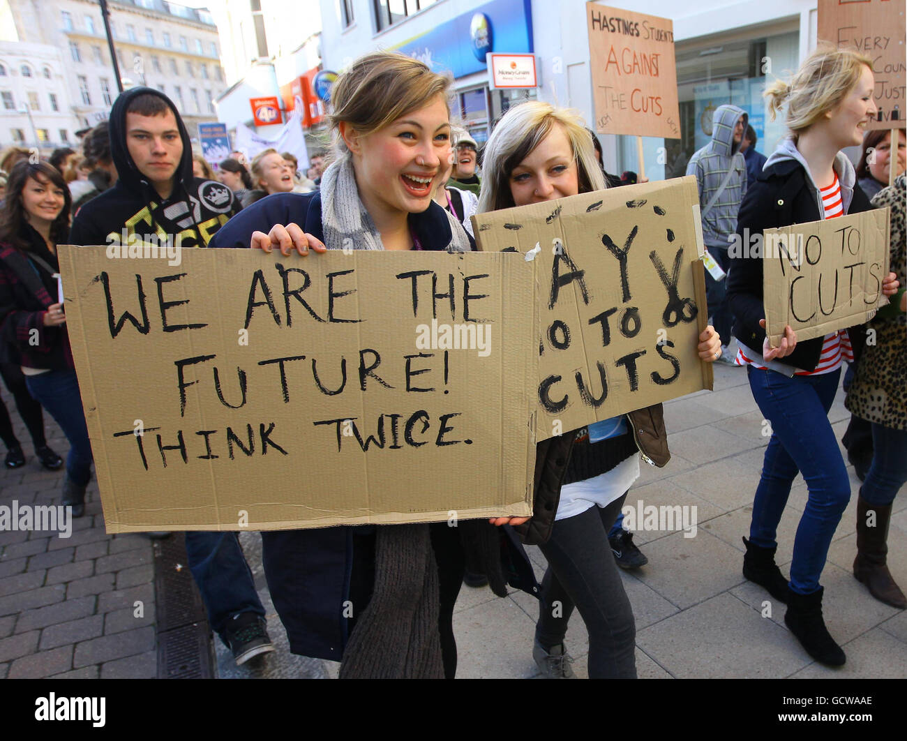 Des étudiants du Sussex Coast College de Hastings, dans l'est du Sussex, descendent dans les rues de Hastings pour protester contre les augmentations proposées des frais de scolarité universitaires. Banque D'Images