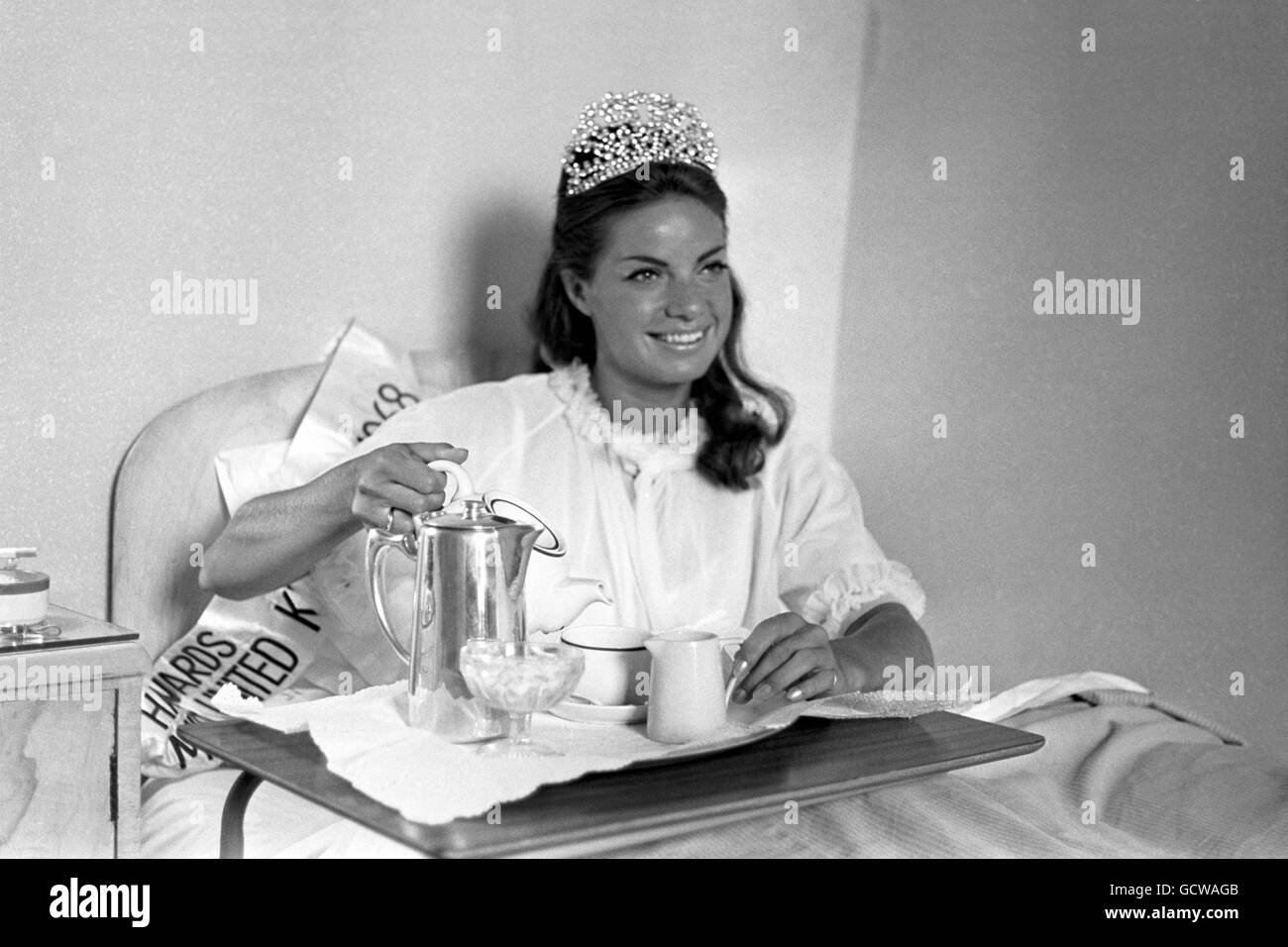 Kathleen Winstanley, qui a remporté le titre de Miss Royaume-Uni, dans sa chambre d'hôtel à Blackpool. Banque D'Images