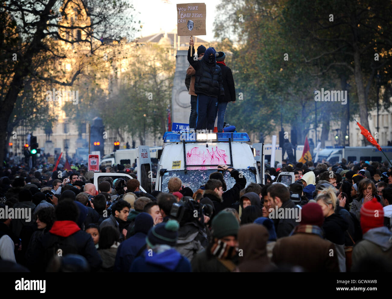 Lors d'une marche étudiante contre des coupures dans l'éducation du gouvernement, des manifestants se tiennent sur une fourgonnette de police entourée de manifestants à Londres. Banque D'Images
