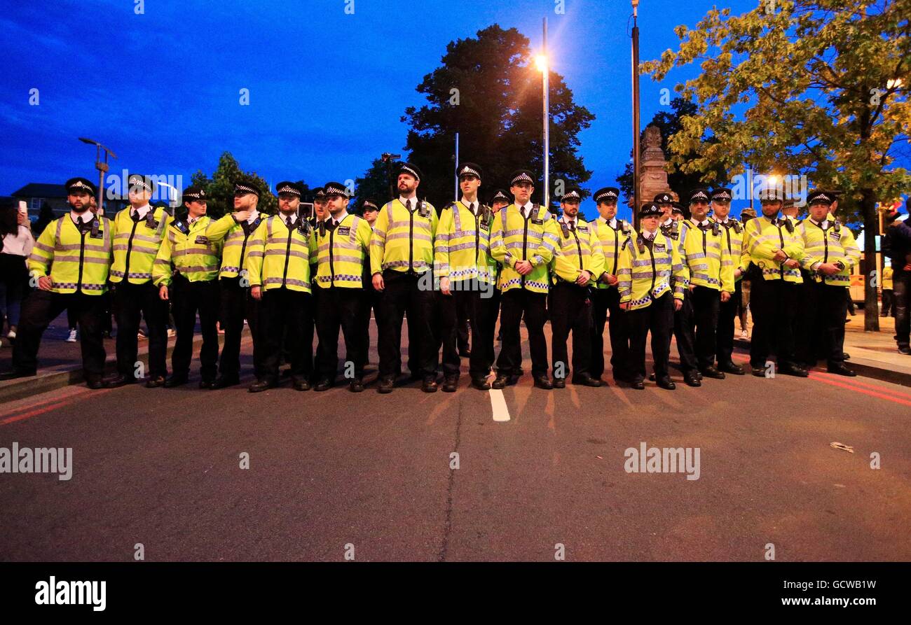 Forme un cordon de police à Brixton Road, Londres, alors que les manifestants protester contre l'assassinat de deux hommes noirs aux États-Unis. Banque D'Images